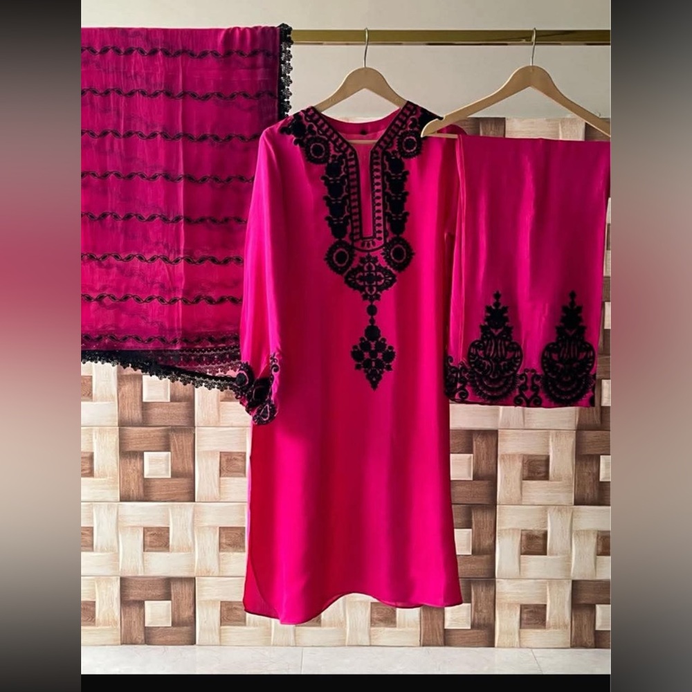 New 
Elegant Black Embroidered raw silk with chiffon dupatta 
Size:44